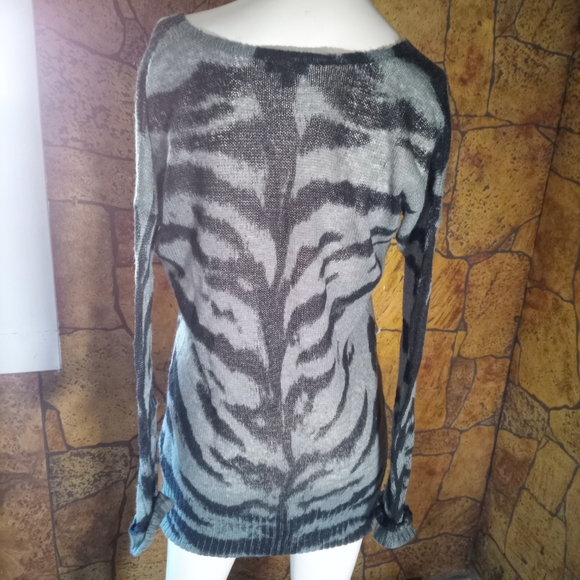 Dynamite Gray and Black V-Neck Sweater - Picture 4 of 4